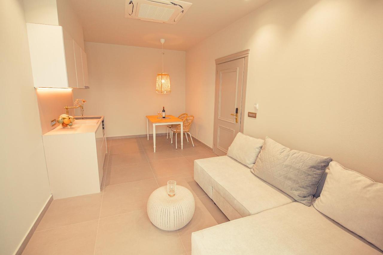 Io Luxury Pool & Hot Tub Suites Preveza Exterior foto